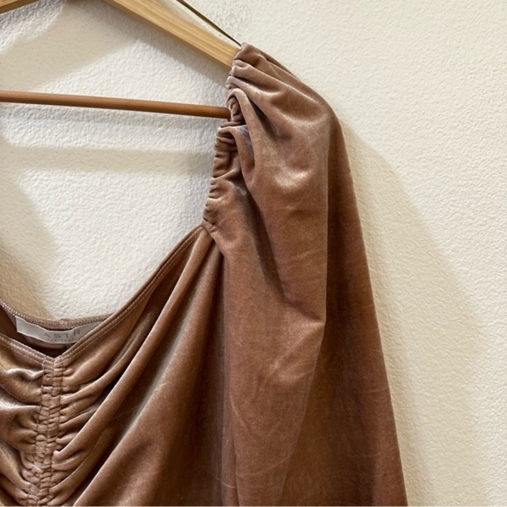 ASTR The Label Vanya Velvet Ruched Long Sleeve Sweetheart Neck Blouse Size L - Picture 5 of 9